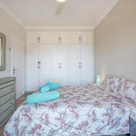 Atlantis 3 One Bedroom, Sea Front Apartament *